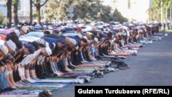 Айт намазы. Архив сүрөт. 
