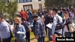 Stambuldaky türkmen konsullygynyň öňündäki nobat, 2022-nji ýylyň iýun aýy. TikTok ulagymyndan alnan surat 