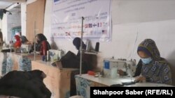 دختران خرسند اند که از خانه بیرون رفته و حرفه یی جدیدی را می آموزند