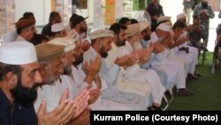 د جون پر ۲۸مه د کورمې جرګې ګډونوال په پای کې دعا کوي.