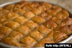 Eroll Hamza thotë se përgatit vet pothuajse të gjitha ëmbëlsirat për Bajram.