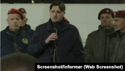 Poslanik Srpske napredne stranke Uglješa Mrdić sa ratnim veteranima u govoru na skupu pristalica vlasti ispred Skupštine Srbije, 2. novembar 2025.