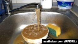 Parahat-7 etrapçasynda suw birnäçe sagatlap kesilenden soň, kranlardan akdyrylýan suwuň birnäçe wagtlap hapa hem sary bolýandygyny ýaşaýjylar aýdýarlar.