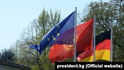 Министр Казакбаев сентябрдын аягында Брюссель, Вена шаарларына барып, Еврошаркеттин бир катар жогорку кызматкерлери менен жолукту.