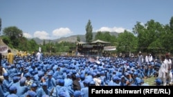 د خیبر ضلعې په یو ښوونځي کې زده کونکي د شنه اسمان لاندې ناست دي ـ پخوانی انځور.