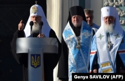 Глава УПЦ КП патріарх Київський і всієї Руси-України Філарет (ліворуч) і глава УАПЦ, митрополит Київський і всієї України Макарій (праворуч) під час молитовного заходу за томос для України. Київ, Софійська площа, 14 жовтня 2018 року