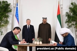 Өзбекстан менен БАЭ ортосунда стратегиялык өнөктөштүк түзүү жөнүндө декларацияга кол коюлган учур. Абу-Даби, 15-январь, 2025-жыл.