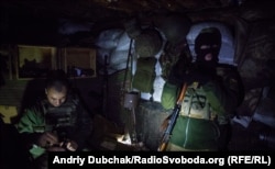 Вояки набивають патронами ріжки для автоматів. Багато хто з них не хоче «світити» обличчя на камери, для рідних ці хлопці «на полігоні»