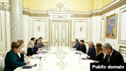 სომხეთის პრემიერ-მინისტრმა ნიკოლ ფაშინიანმა უმასპინძლა აშშ-ის დელეგაციას, სახელმწიფო მდივნის მოადგილის,ელისონ ჰუკერის ხელმძღვანელობით. ერევანი. 17 ნოემბერი, 2025 წელი