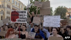 اوکرایني مظاهره‌چیان د جولای پر ۲۳مه په کییف ښار کې د یوې مظاهرې پر مهال. دوی په لاسونو کې د هغه قانون پر ضد شعارونه پورته کړي چې ویل کیږي په اوکراین کې د فساد ضد ادارو خپلواکي له منځه وړي. 