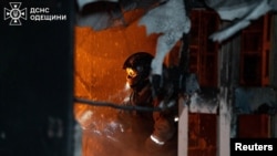 Рятувальники гасять пожежу після одного з попередніх російських ударів по Одещині, архівне фото