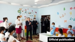 Президент Шавкат Мирзияев в доме Мехрибонлик №21 в Ташкенте, август 2021 года.