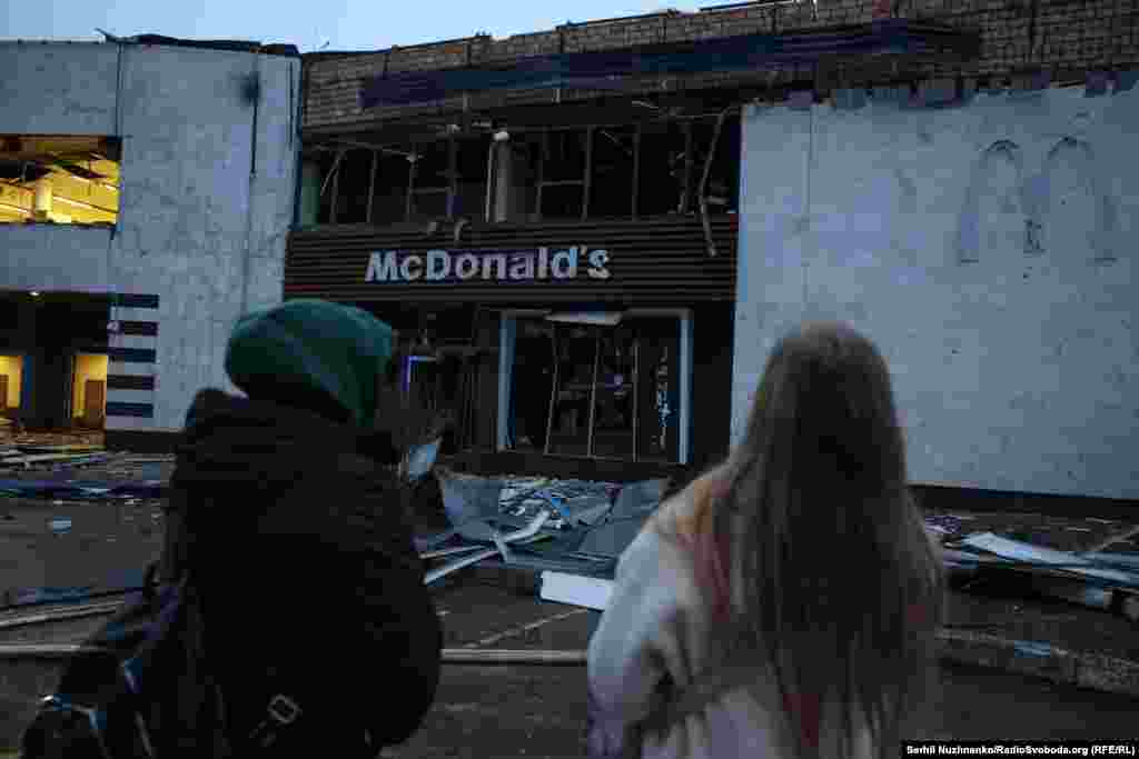 Зруйнований обстрілом &laquo;МакДоналдс&raquo; поруч зі станцією метро &laquo;Лук'янівська&raquo;. Заклад у Києві відкрився&nbsp;24 травня 1997 року.&nbsp;Це перший ресторан американської мережі&nbsp;McDonald&rsquo;s, який відкрився в Україні