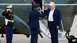 Президент США Дональд Трамп перед посадкою на гелікоптер Marine One 25 травня