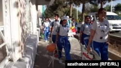 Участники массовок, Ашхабад (архивное фото)  