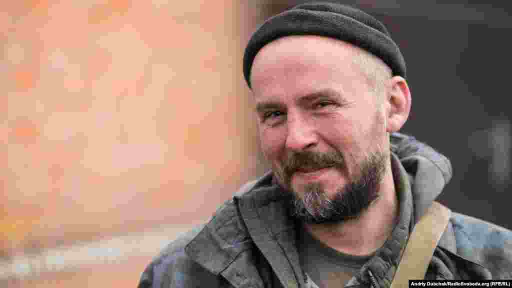 &laquo;Кольщик&raquo; Він &ndash; один з морпіхів, що тримають оборону на передовій у Широкино (Донеччина).&nbsp; Кореспондент Радіо Свобода п&rsquo;ять днів прожив з ним та його побратимами, зафіксувавши їхнє фронтове життя на фото і відео. Цей репортаж можна переглянути тут.&nbsp;