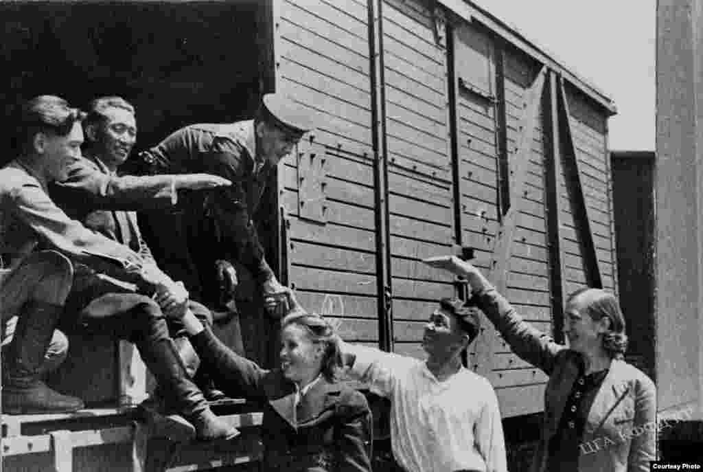 Кыргызстандан делегация Ленинградга кызыл флотчуларга белек алып баруу үчүн жөнөп жатышат. 1942-жыл