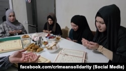 Молитва (дуа) в селе Заречном Джанкойского района в поддержку соотечественниц Эсмы Ниметулаевой, Эльвизы Алиевой, Насибы Саидовой и Февзие Османовой, арестованных по обвинению в терроризме, октябрь 2025 года