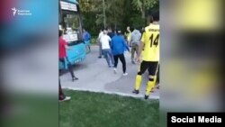 Футболдук беттештен кийинки мушташтардын бири. Сүрөттүн макалага тиешеси жок. 