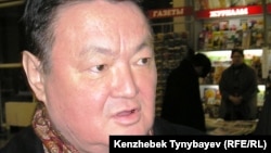 Оппозиционный политик Заманбек Нуркадилов в аэропорту Алматы по прибытию из поездки по Европе. 3 февраля 2005 года. 