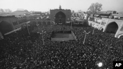 100 000-ზე მეტი ადამიანი შეიკრიბა თეირანში ბაზრის მეჩეთთან 1979 წლის 15 იანვარს. დემონსტრანტები სკანდირებდნენ: “გაუმარჯოს ხომეინს!” და “სიკვდილი შაჰს!”