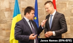 Міністр закордонних справ України Павло Клімкін (ліворуч) із керівником МЗС Угорщини Пітером Сіярто. Закарпатська область, 22 червня 2018 року