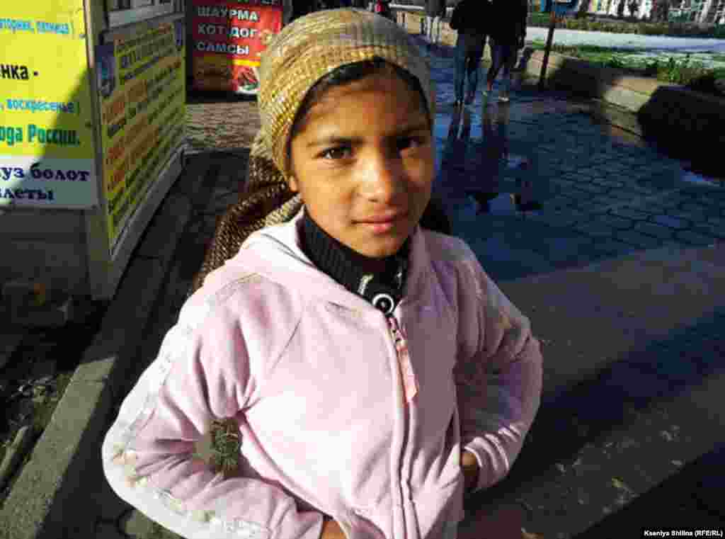 Девочка - представительница национальности люли (часто называемой "восточными цыганами") - занимается попрошайничеством на улицах Бишкека. Мать ребенка говорит, что иногда семья ради "заработков" перебирается в Казахстан.&nbsp; 