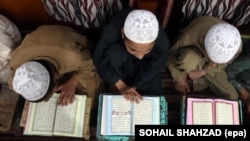 تعدادی از دانش آموزان یک مدرسه دینی