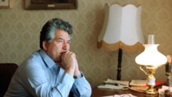 1985-жылдын 1-сентябры. Чыңгыз Айтматов (1928-2008) ордо шаардагы үйүндө ойлонуп отурат. Деги, ошол мүнөттө залкар жазуучуну кайсы көйгөй терең ойго салды экен? Балким, сөздүн гүлүн издеп жаткандыр?