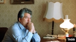 1985-жылдын 1-сентябры. Чыңгыз Айтматов (1928-2008) ордо шаардагы үйүндө ойлонуп отурат. Деги, ошол мүнөттө залкар жазуучуну кайсы көйгөй терең ойго салды экен? Балким, сөздүн гүлүн издеп жаткандыр?