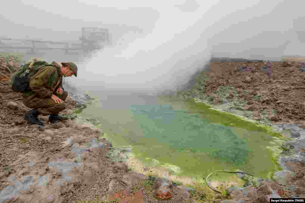 Član ekspedicije provjerava sumporno izvorište. Osim lova na antičke vojne ostatke, tim provodi i razne "botaničke, vulkanološke i geološke" studije.