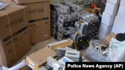 O fotografie făcută public de agenția de presă a poliției din Iran, ce arată mai multe unități de procesare folosite în minarea criptomonedelor în localitatea Nazarabad.