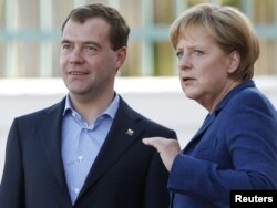Cancelarul german Angela Merkel (dreapta) și președintele rus Dmitri Medvedev la Castelul Meseberg, de lângă Berlin, 4 iunie 2010