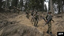 هندي سرتېري په پهلګام کې تر برید وروسته په ځنګله کې د مشکوکو وسلوالو لټون کوي - د اپرېل ۲۳مې انځور.