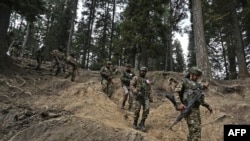 26 адамдын өлүмүнөн кийин Пахалгам аймагына келген Индиянын аскерлери.