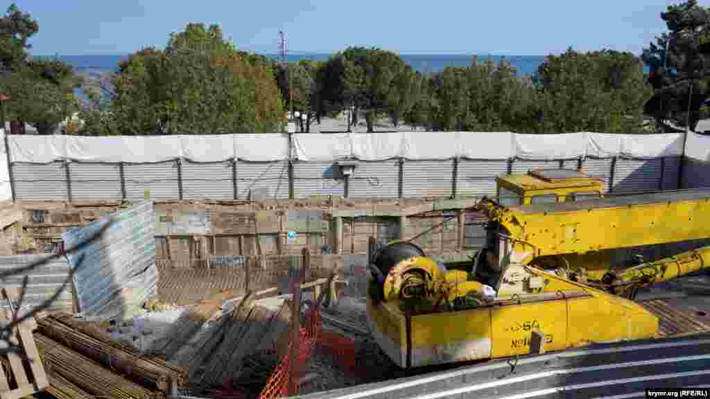 Неподалеку от той же ротонды затевают строительство какого-то коммерческого объекта&nbsp;