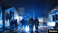 Ekipe rade nakon štete uzrokovane ruskim napadima na elektroenergetski sistem u Ukrajini.