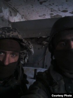 Захисники Донецького аеропорту «Дев’ятий» і «Кліщ» під час корегування вогню на диспетчерській вежі (після її падіння). 14 січня 2015 року