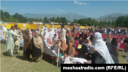 د پښتون ژغورنې غورځنګ جلسه کې د ورکو کسانو کورنیو د خپلو ورکو خپلوانو عکسونه نیولي. ۲۰۱۸، ۲۹ اپرېل