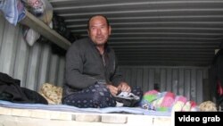 Өзбекстаннан келген еңбек мигранты.  Алматы, 6 сәуір 2014 жыл. (Көрнекі сурет)