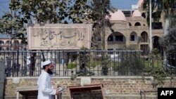 په اکوړې خټک کې یو کس د حقانیه مدرسې مخې ته تېرېږي - پخوانی انځور.