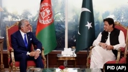 عبدالله عبدالله (چپ) حین دیدار با عمران خان صدراعظم پاکستان در اسلام آباد