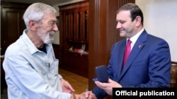 Ереван шаарынын мэри Тарон Маркарян (оңдо) грузин актёру жана ырчысы Вахтанг Кикабидзеге алтын медаль тапшырды. Ереван, 2014-жыл, 9-июнь.