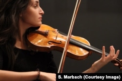 Vanessa Szigeti s-a născut la Paris din părinți români. Tatăl ei este un cunoscut violonist.