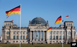 Cei 630 de parlamentari din Bundestag pot ajunge acolo ori pe listele de partid, ori câștigând votul din propria circumscripție.