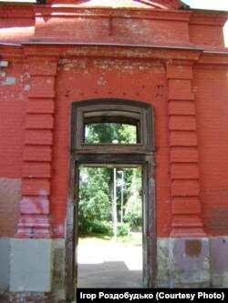 У маросєйських дворах можна побачити руїни старовинних будинків