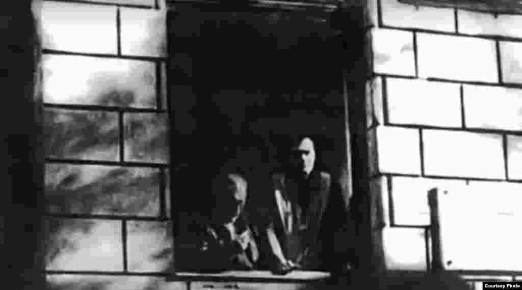 Timișoara, 15 decembrie 1989. Pastorul reformat, Laszlo Tokes, se adresează enoriașilor săi și celor care li se alăturaseră, de la fereastra casei parohiale, rugându-i să nu se pună în pericol apărându-l. Solidaritatea celor din stradă a adunat însă și mai mulți manifestanți.&nbsp;