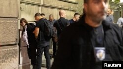 Hapšenje demonstranata kod zgrade Vlade Srbije, Marko Kričak u kadru desno, 14. avgust 2025.