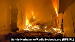 O piață din centrul orașului ucrainean arde după ce a fost lovită de drone rusești, 29 noiembrie 2025.