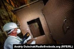 Сергій Красиков показує нам обшиту свинцем кабіну, у якій працівників краном опускали у найбільш забруднені приміщення для візуальної оцінки ситуації